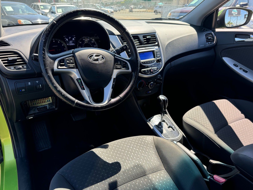2013 Hyundai Accent Image 9