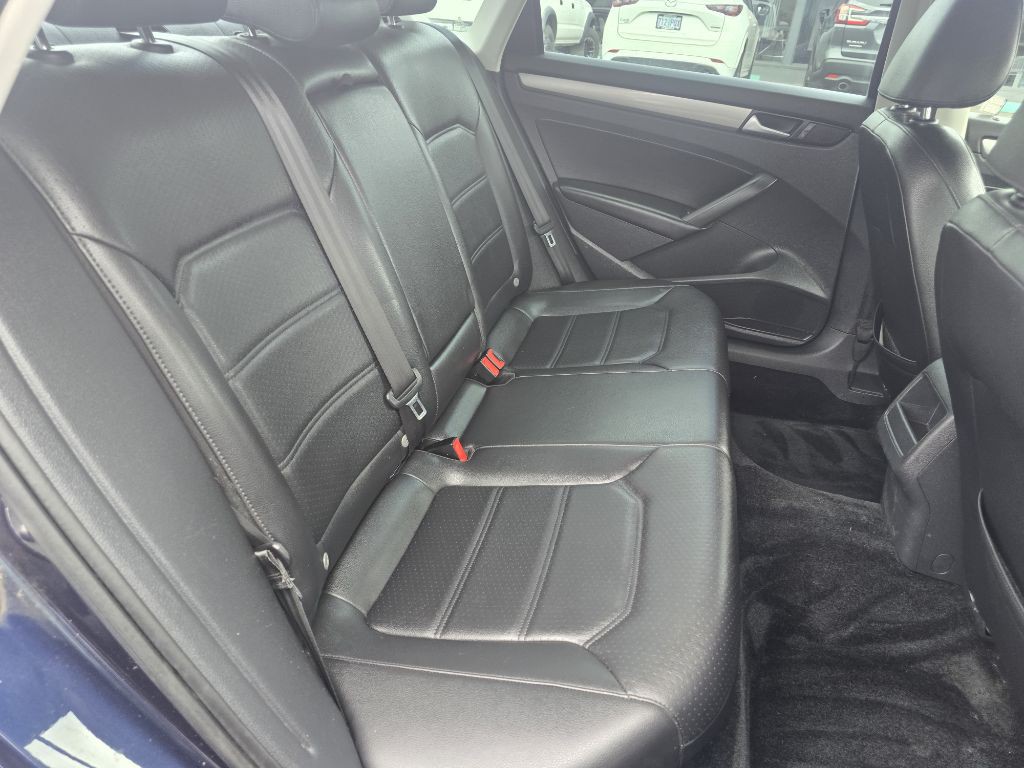2015 Volkswagen Passat Image 14