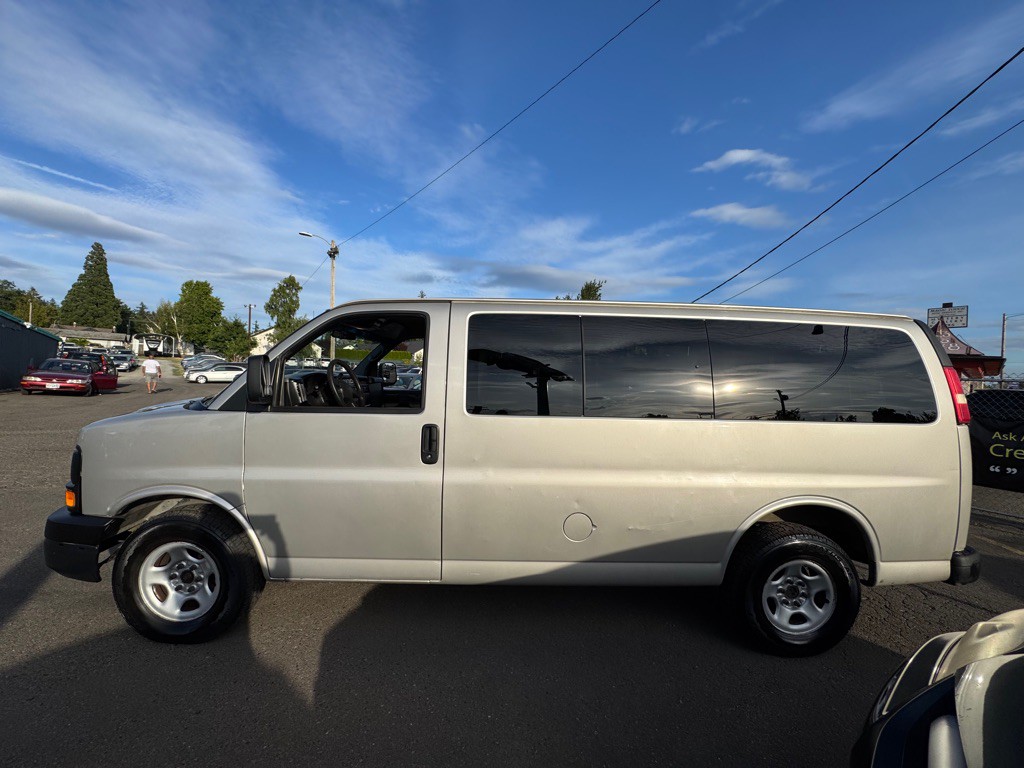 2007 Chevrolet Express Image 2