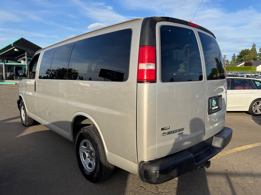 2007 Chevrolet Express Image 3