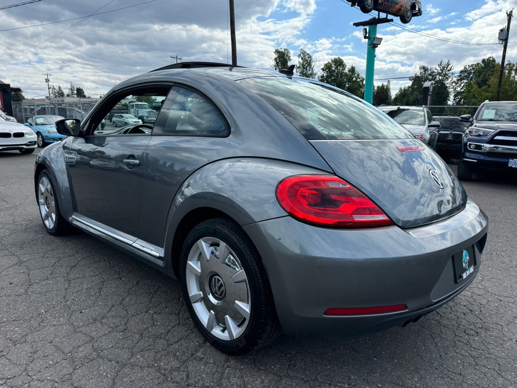 2013 Volkswagen Beetle Image 2