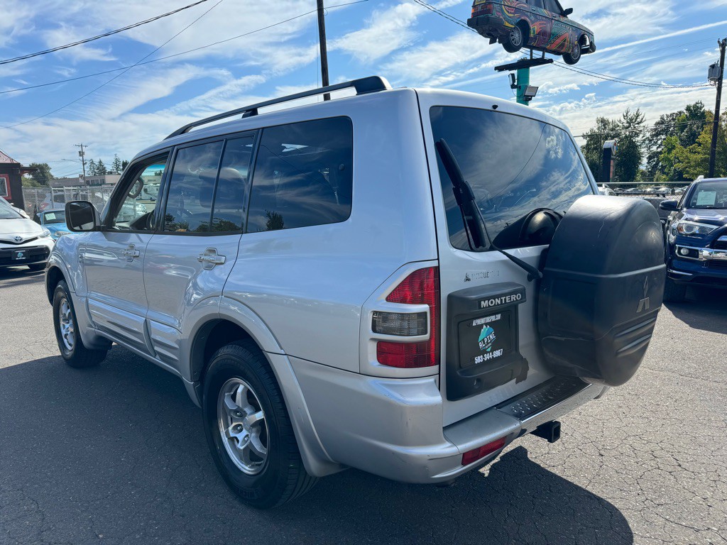 2002 Mitsubishi Montero Image 2