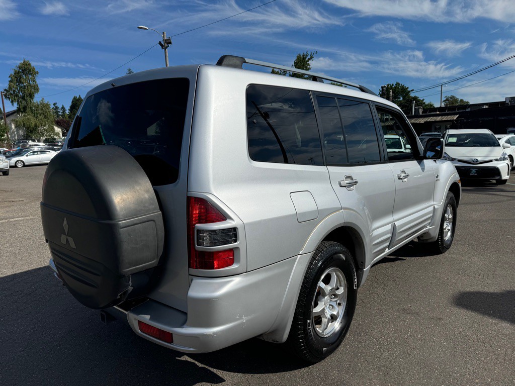 2002 Mitsubishi Montero Image 4