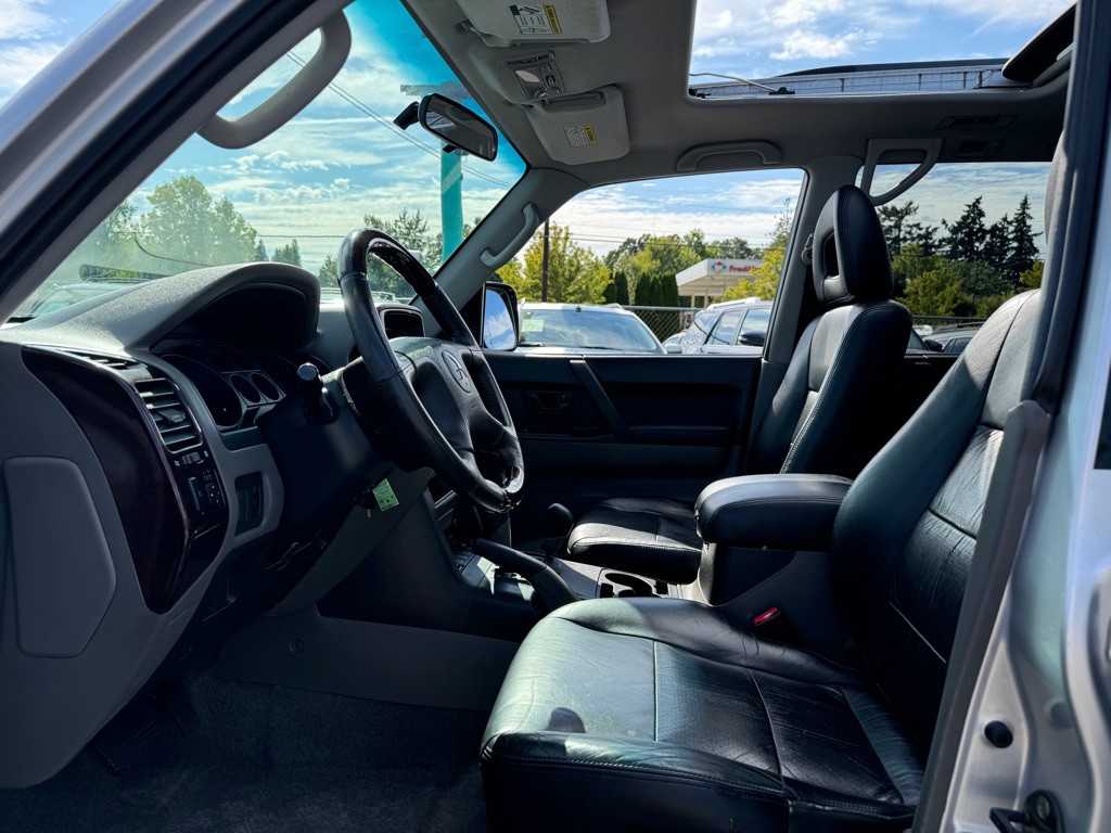 2002 Mitsubishi Montero Image 7