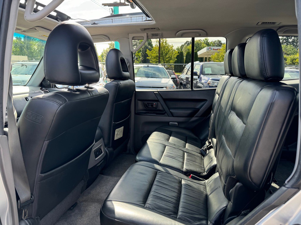 2002 Mitsubishi Montero Image 8