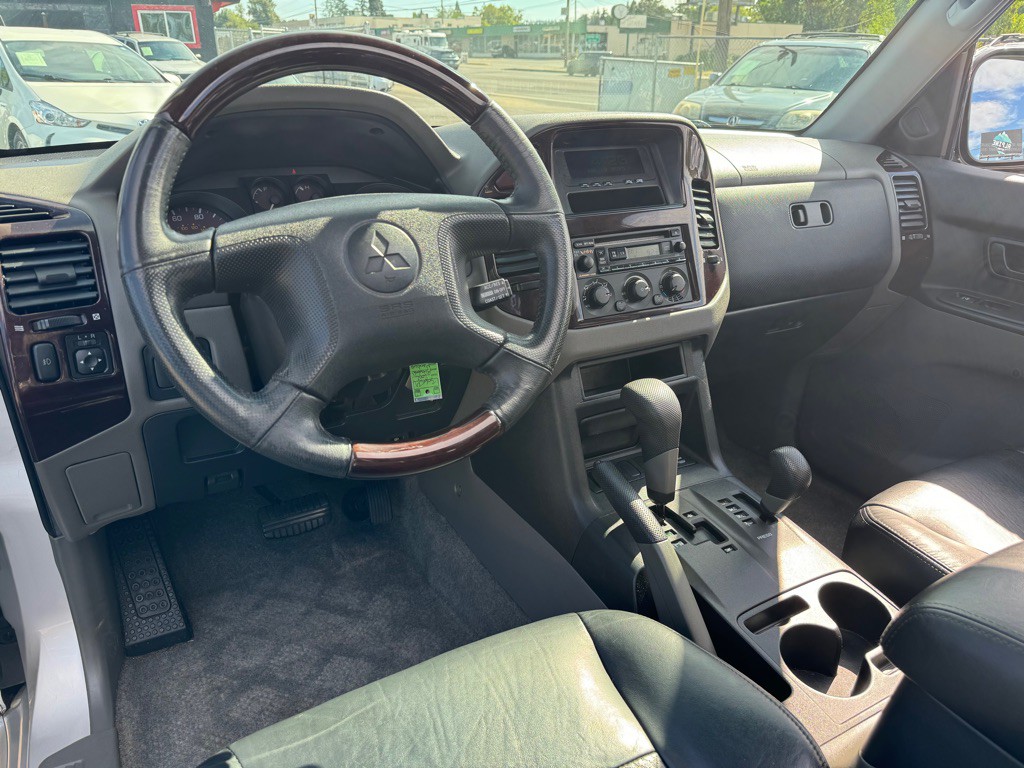 2002 Mitsubishi Montero Image 10