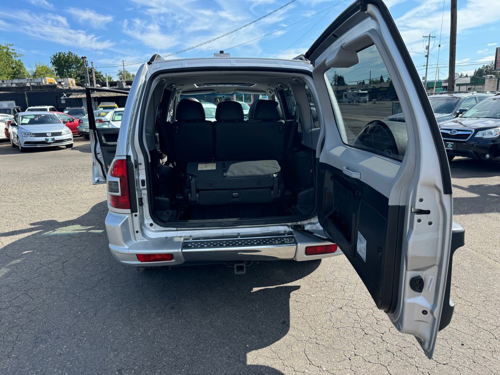 2002 Mitsubishi Montero Image 11