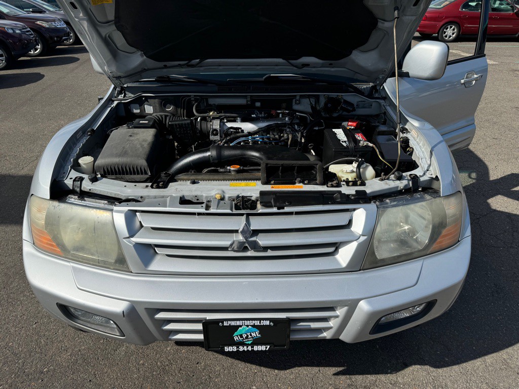 2002 Mitsubishi Montero Image 12
