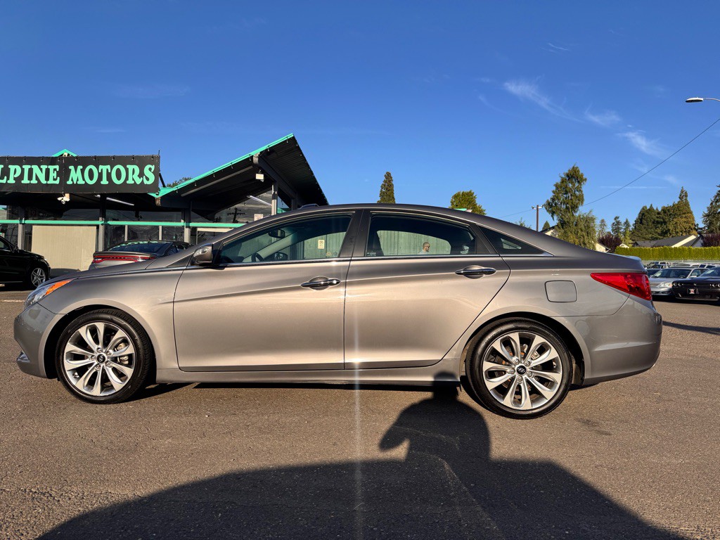 2011 Hyundai Sonata Image 2