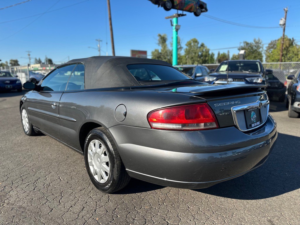 2005 Chrysler Sebring Image 2