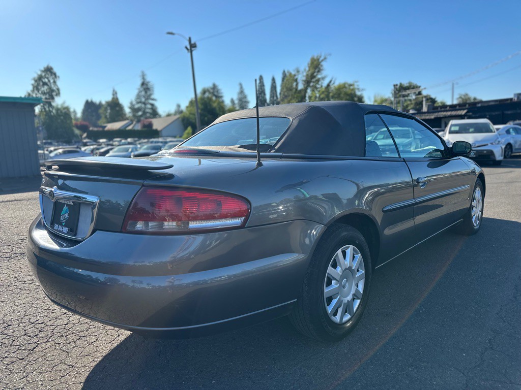 2005 Chrysler Sebring Image 4