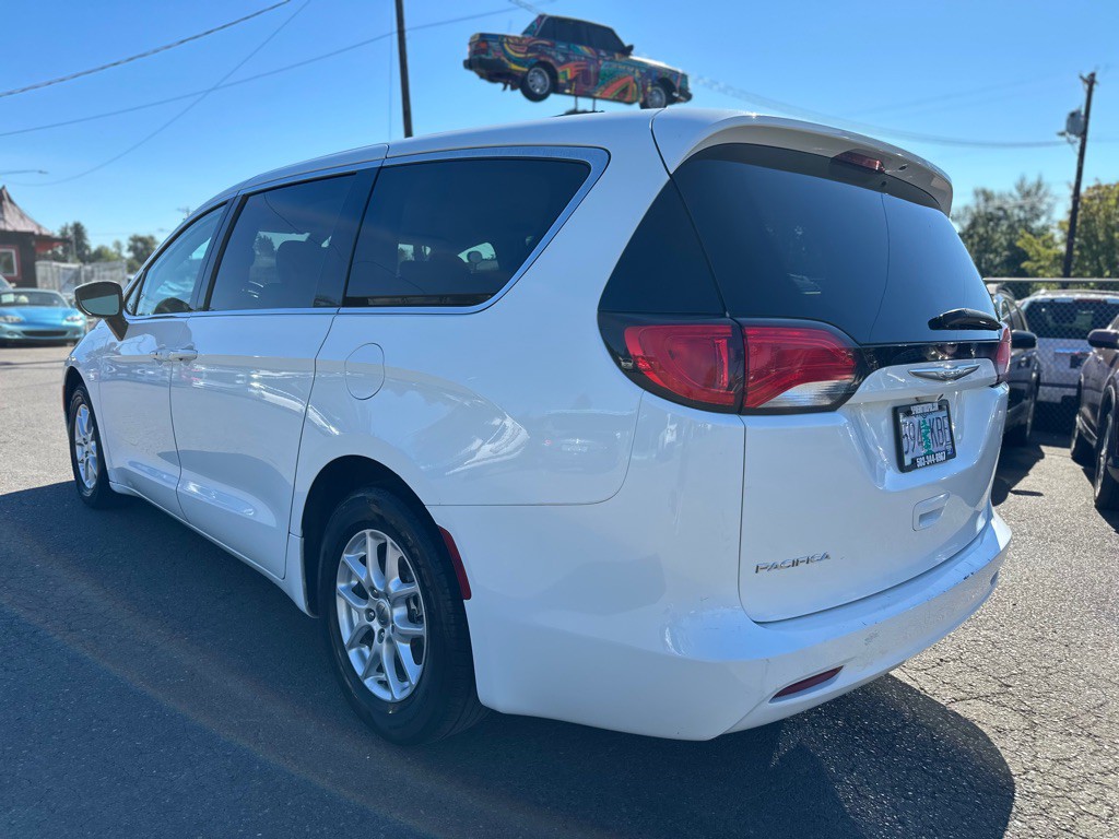 2017 Chrysler Pacifica Image 2