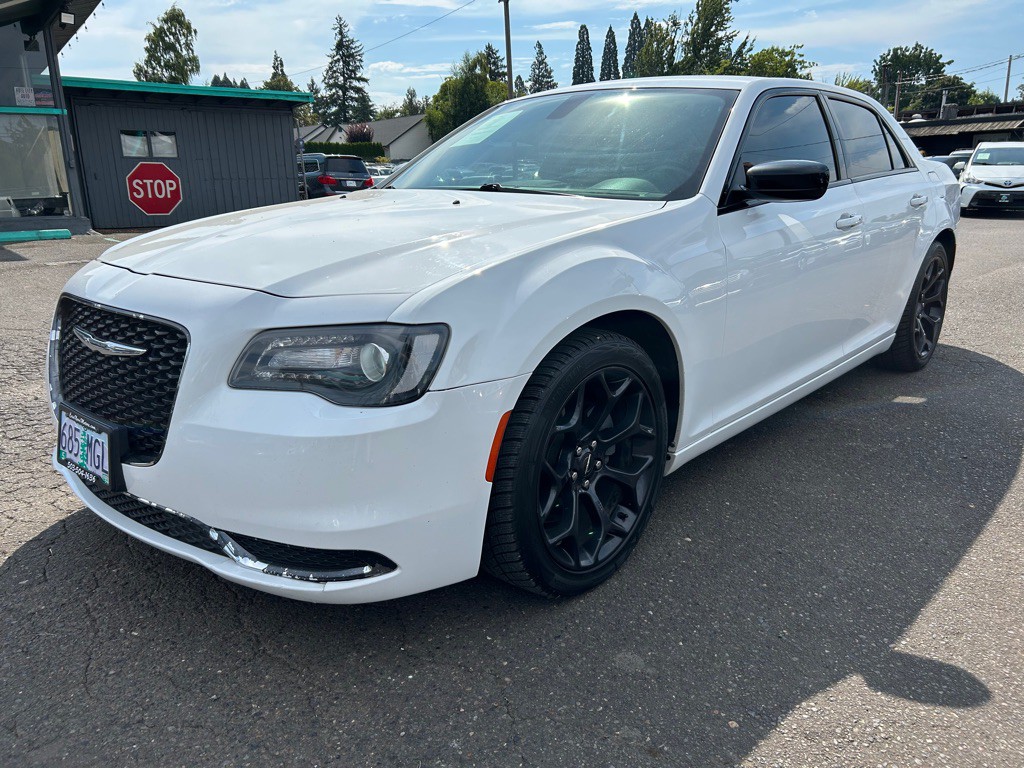 2019 Chrysler 300 Image 1