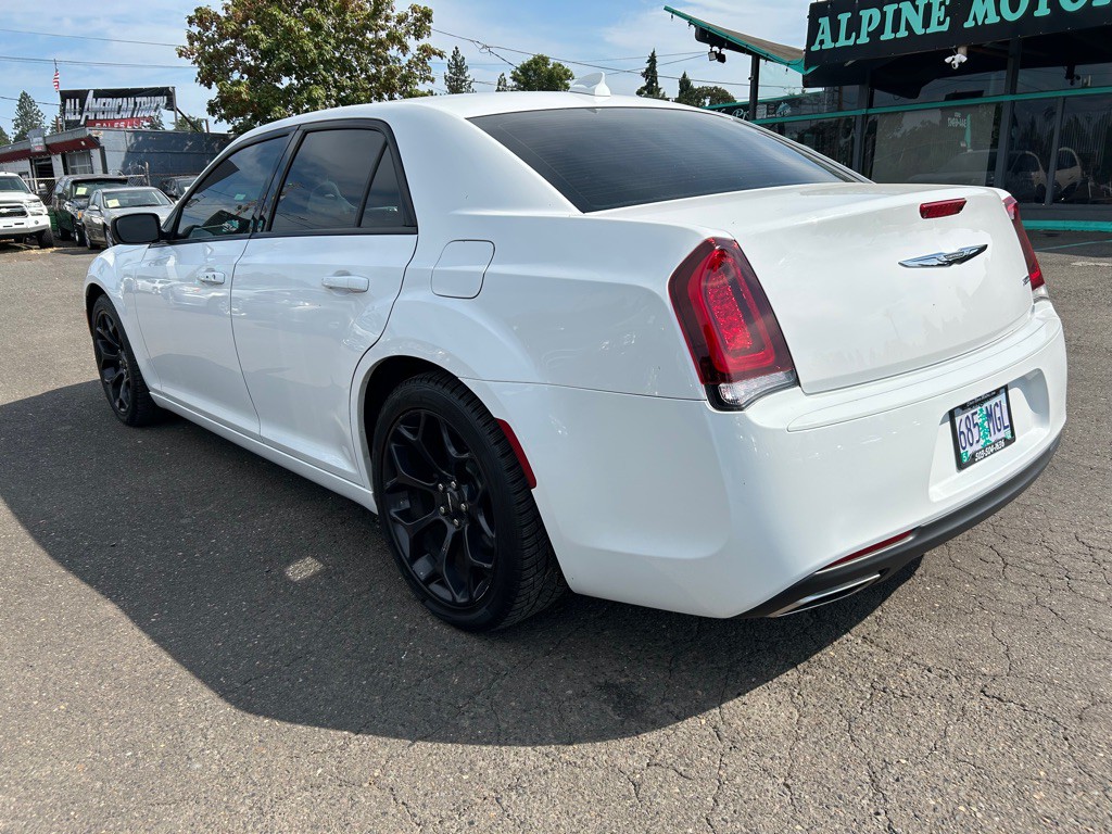 2019 Chrysler 300 Image 2