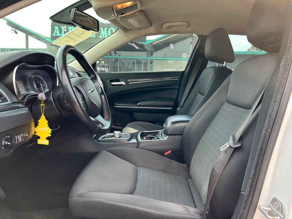 2019 Chrysler 300 Image 7