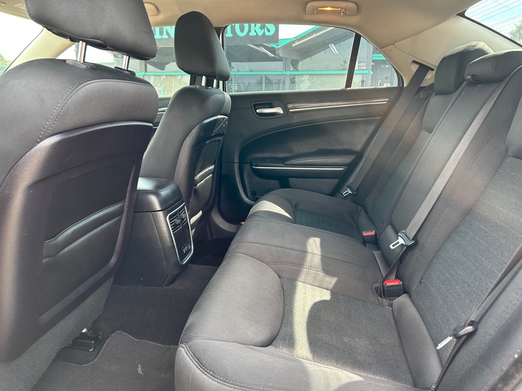 2019 Chrysler 300 Image 8