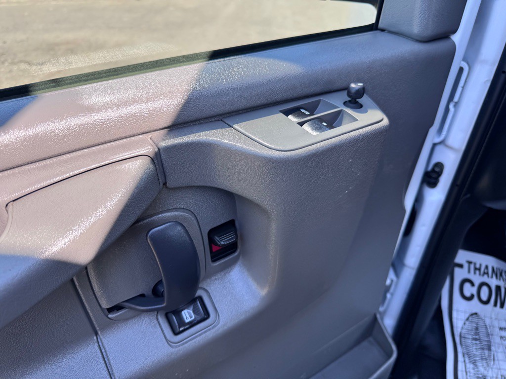 2015 Chevrolet Express Image 11