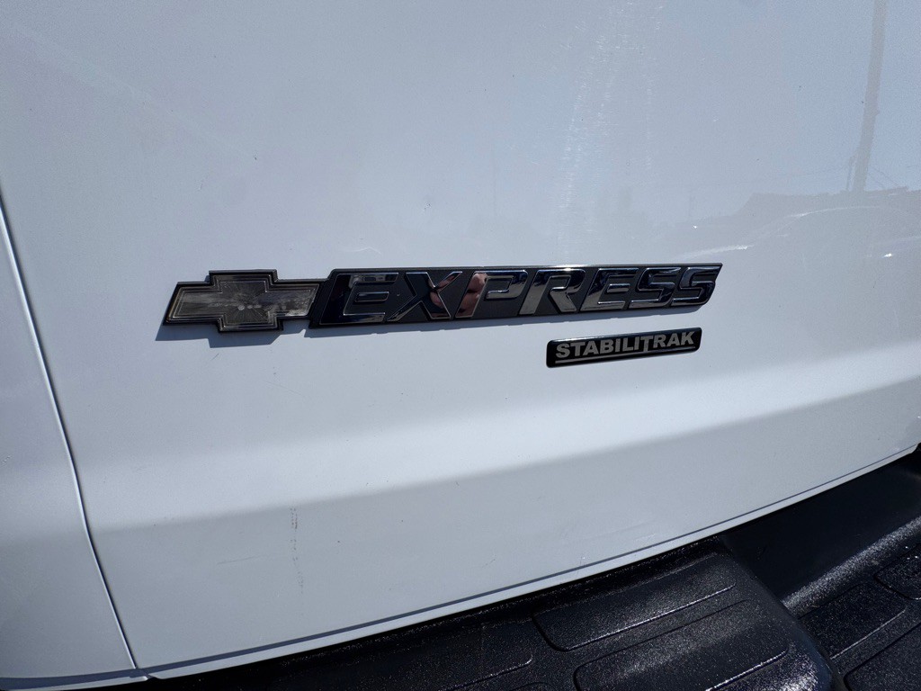 2015 Chevrolet Express Image 27