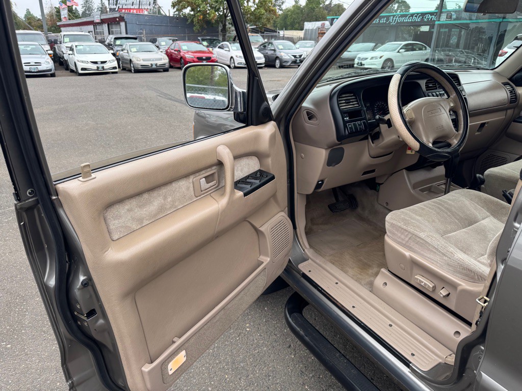 2000 Isuzu Trooper Image 8