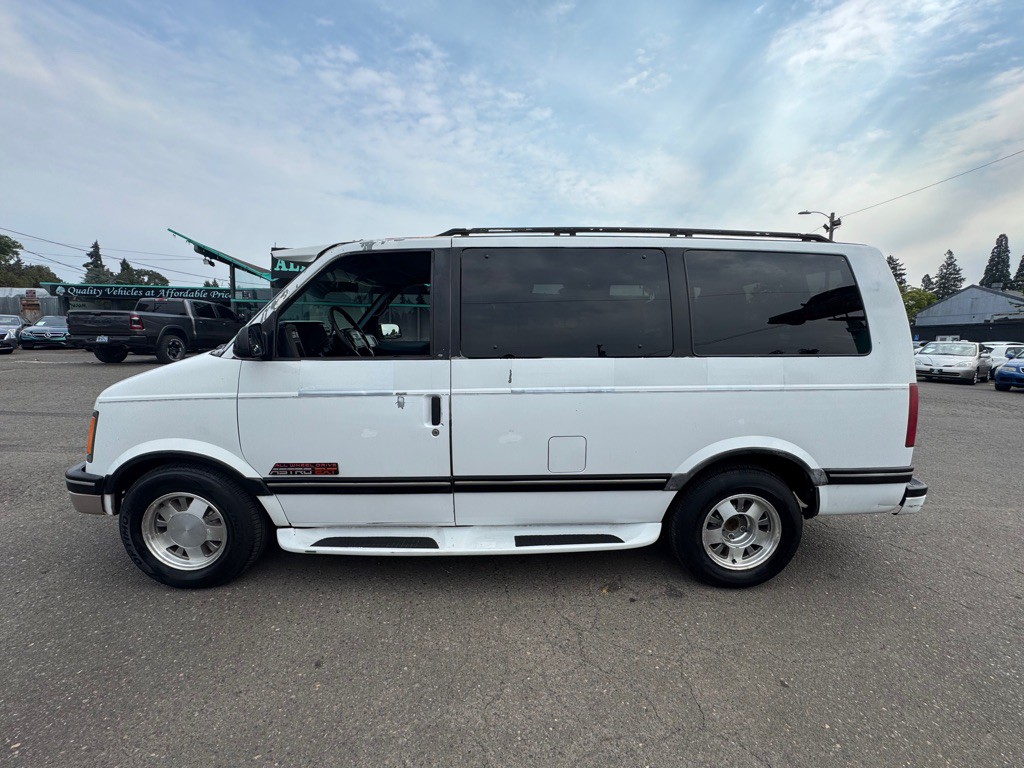 1994 Chevrolet Astro Image 2