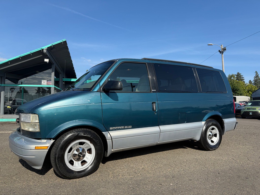 1998 GMC Safari Image 1