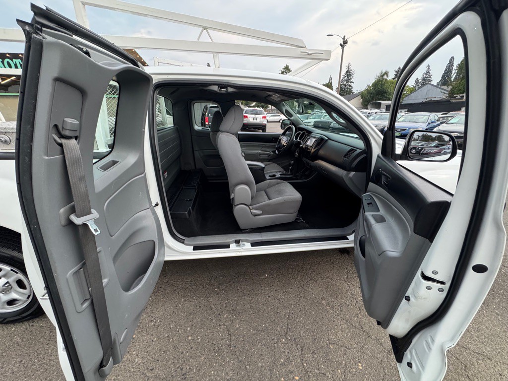 2015 Toyota Tacoma Image 14
