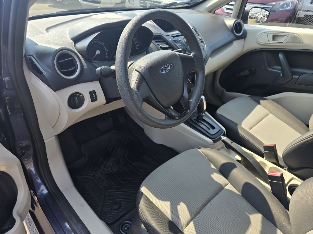 2012 Ford Fiesta Image 11