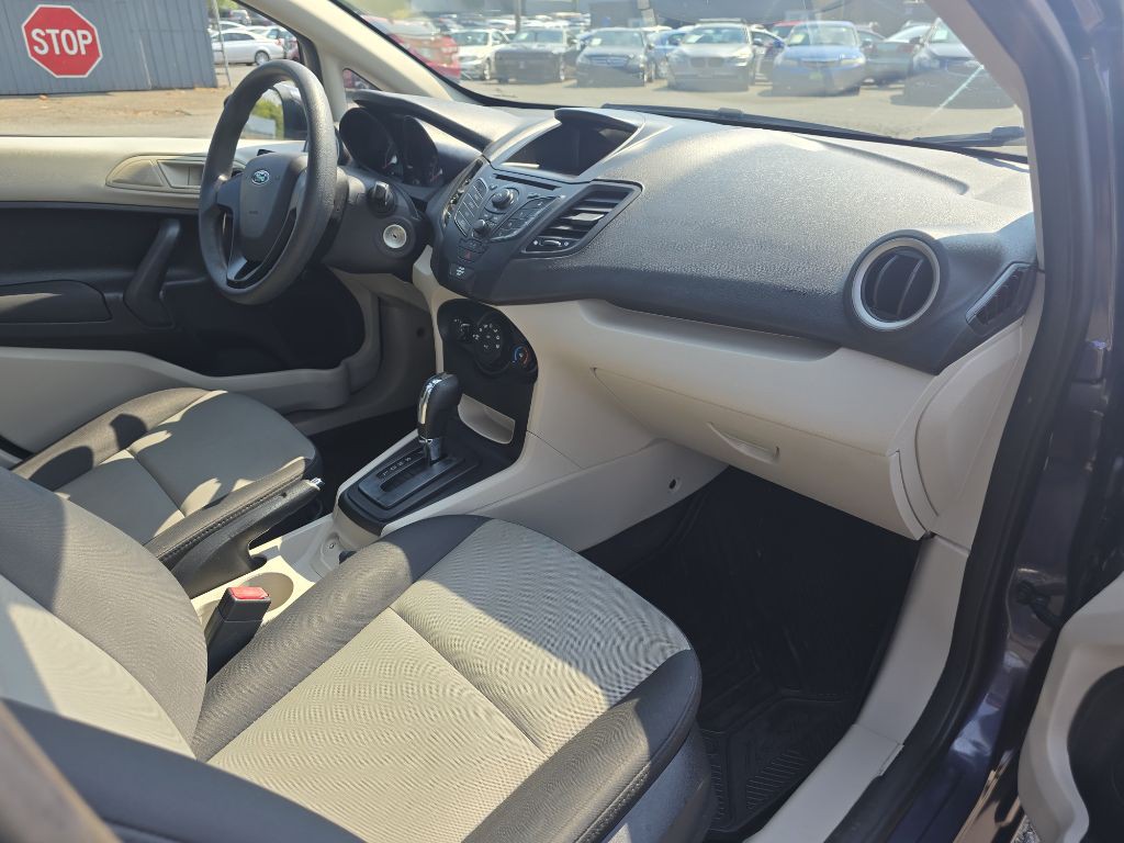 2012 Ford Fiesta Image 12