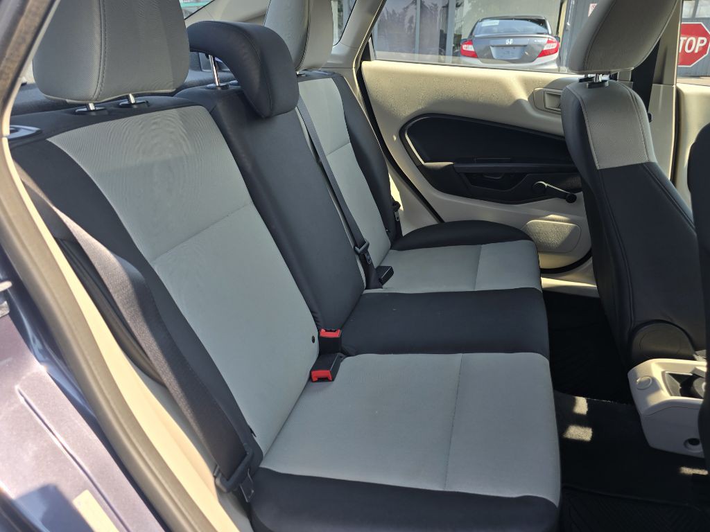 2012 Ford Fiesta Image 14