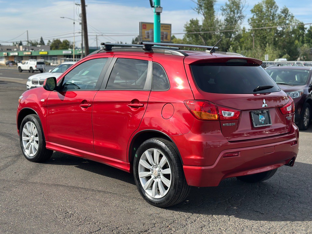 2011 Mitsubishi Outlander Image 2