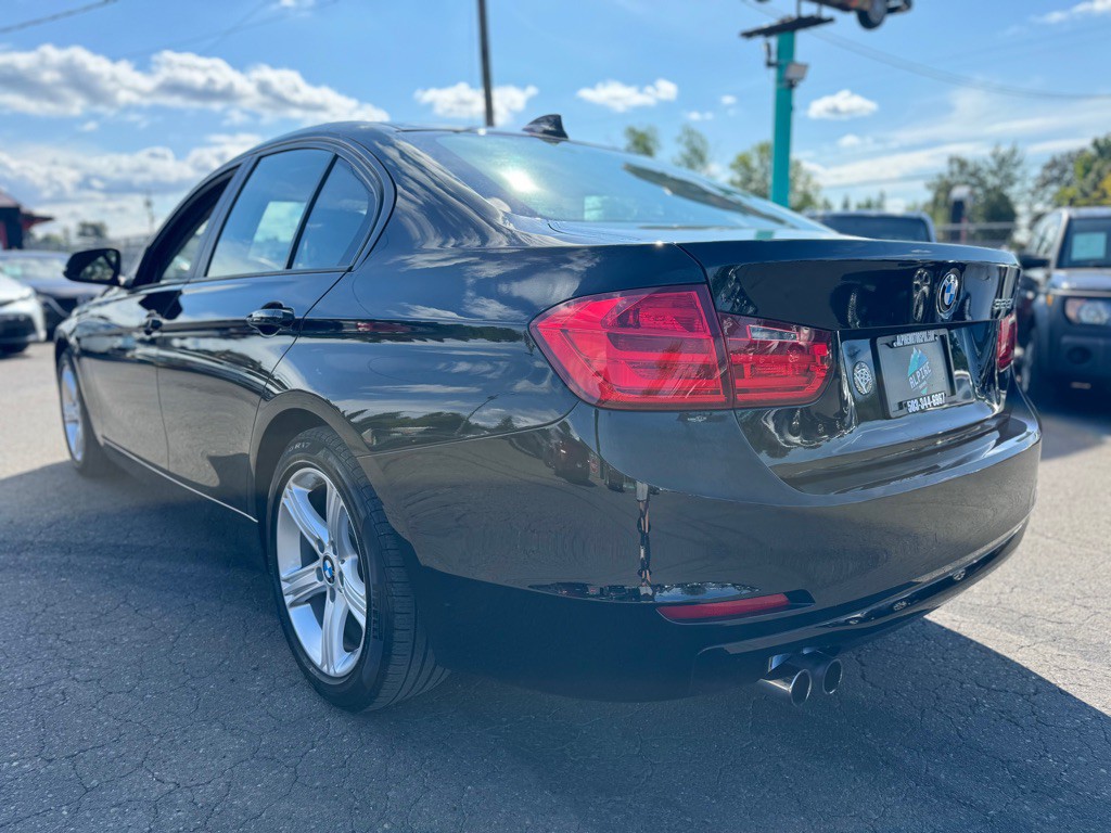 2013 BMW 3 Series Image 2