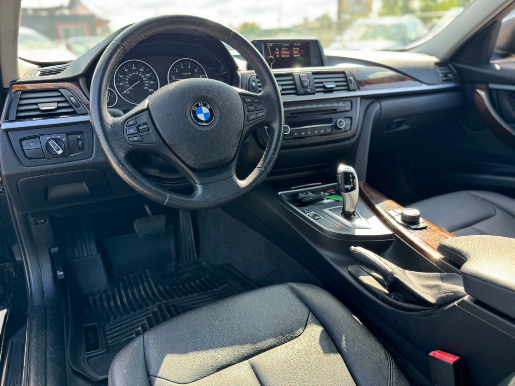 2013 BMW 3 Series Image 9