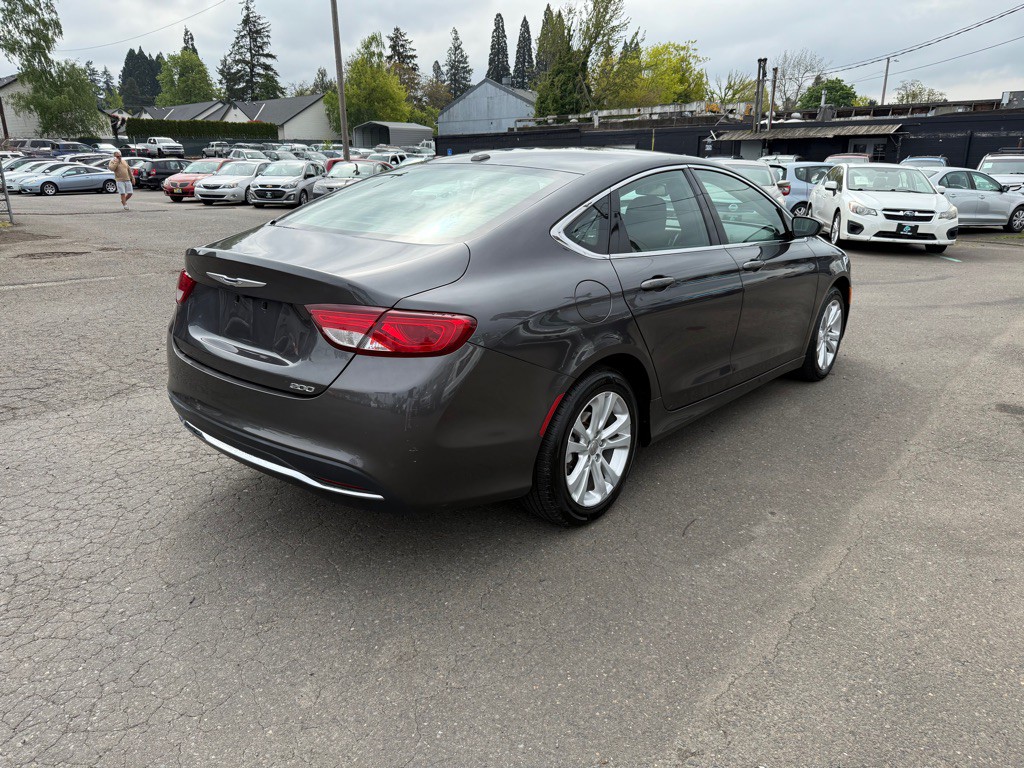 2015 Chrysler 200 Image 3