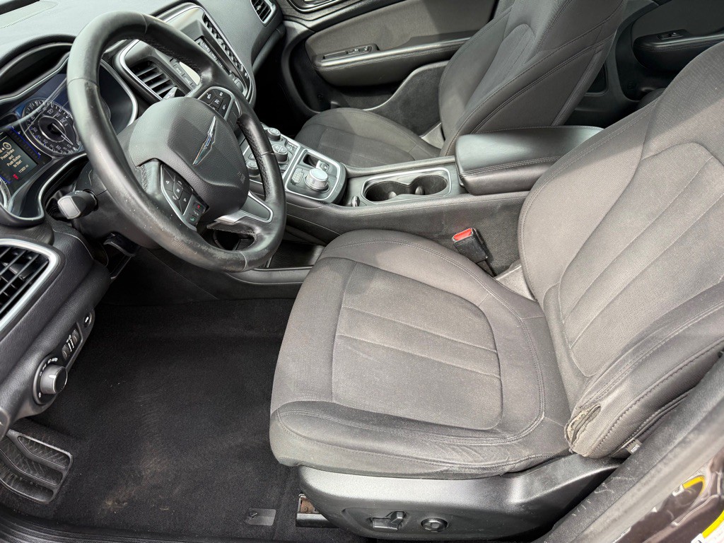 2015 Chrysler 200 Image 5