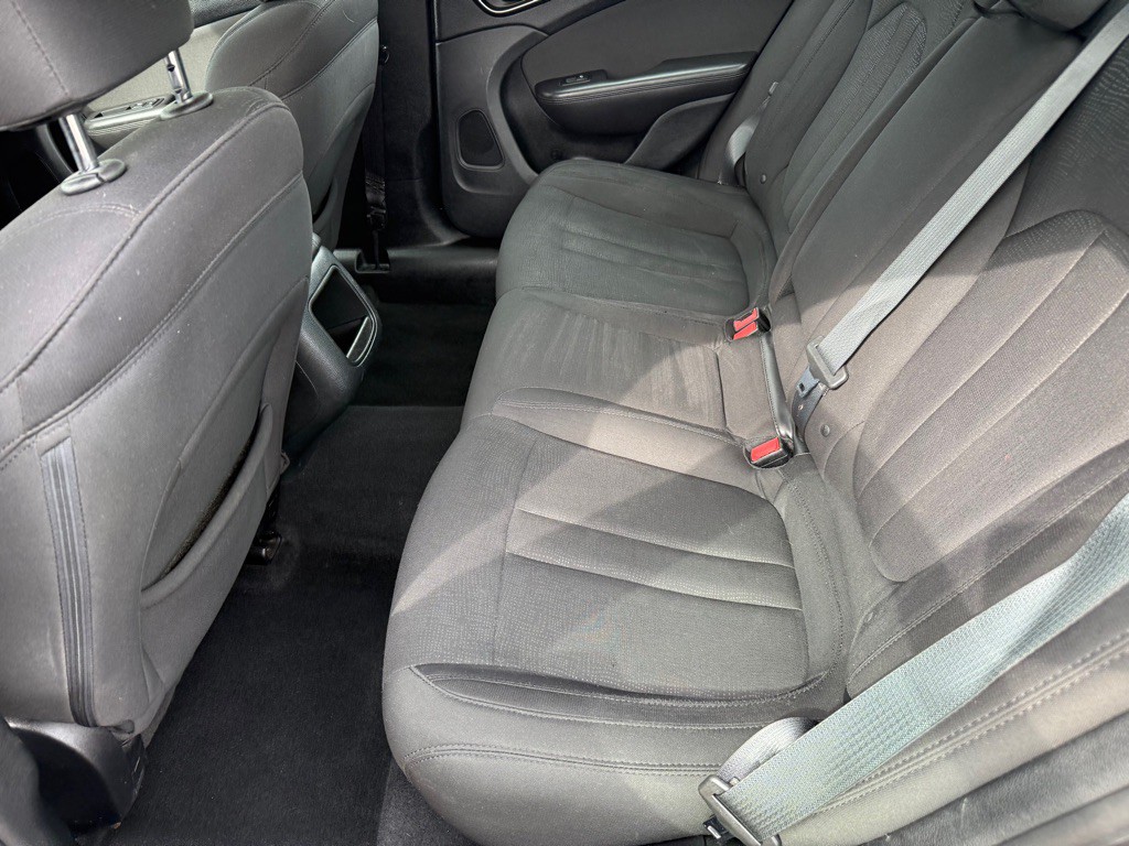 2015 Chrysler 200 Image 6