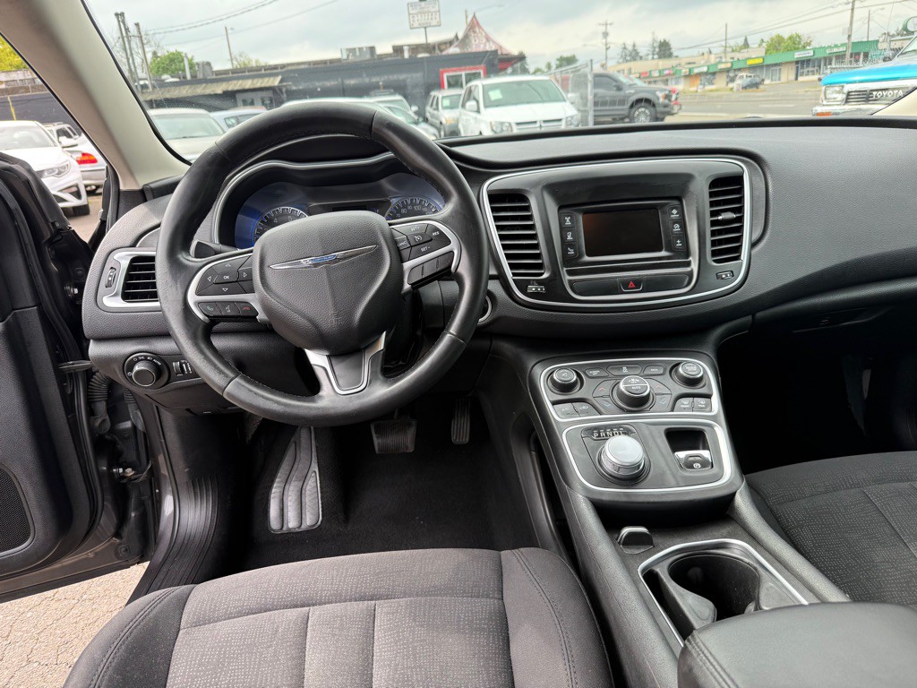 2015 Chrysler 200 Image 7