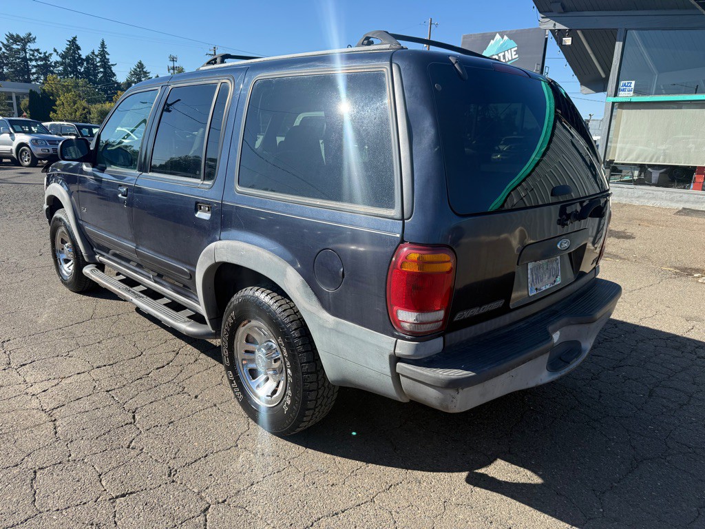 2000 Ford Explorer Image 2
