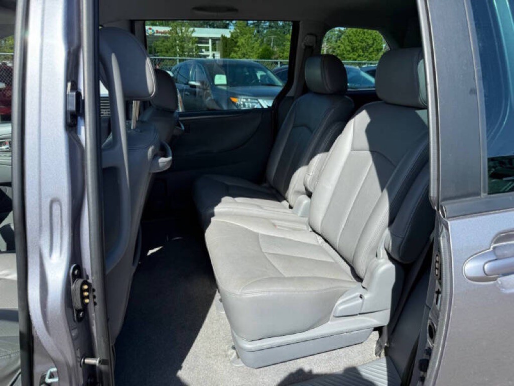 2005 Mazda MPV Image 6