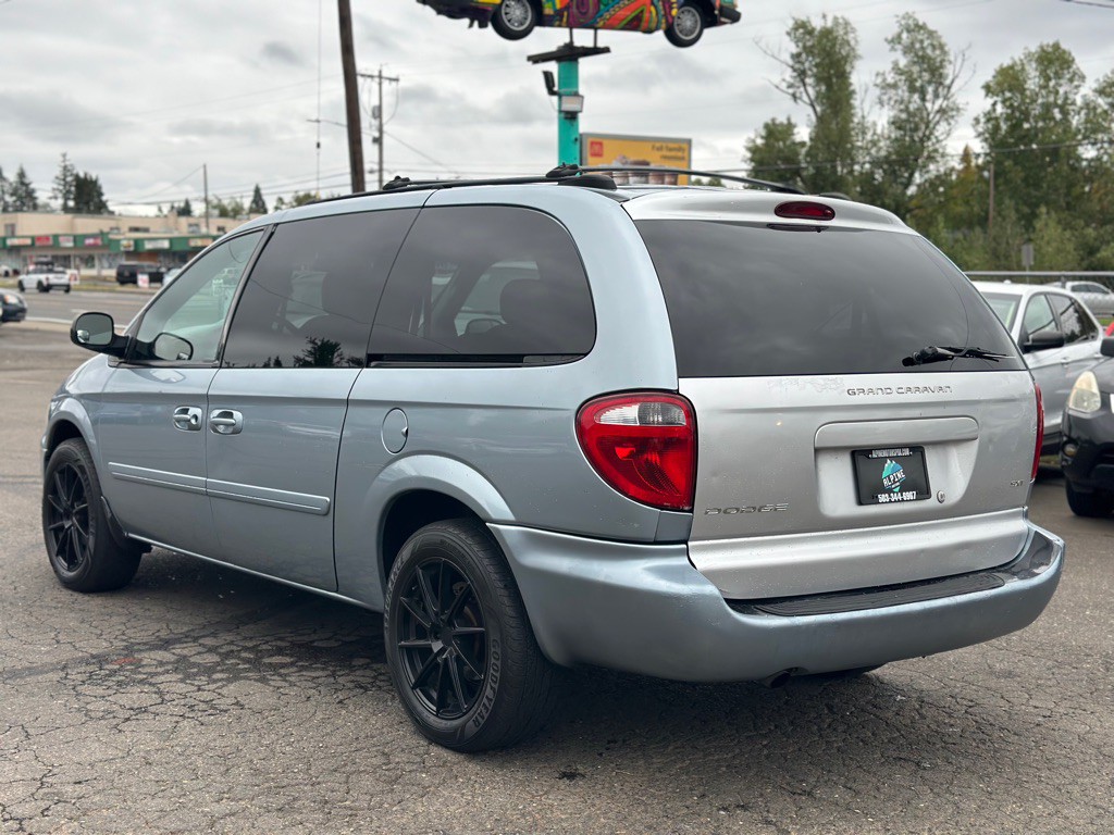 2005 Dodge Grand Caravan Image 2