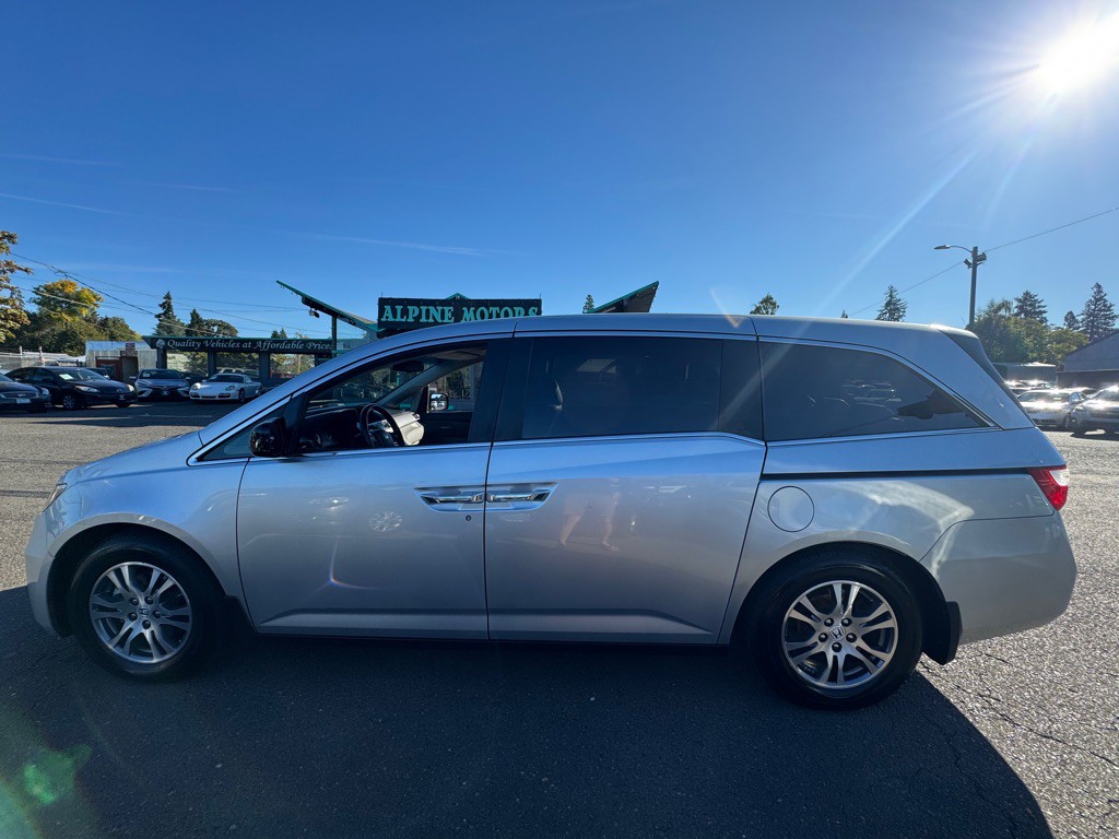 2011 Honda Odyssey Image 2