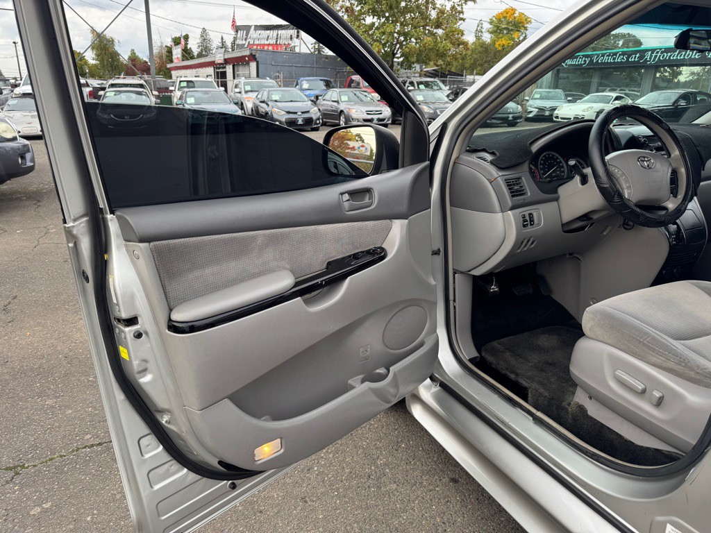 2004 Toyota Sienna Image 8
