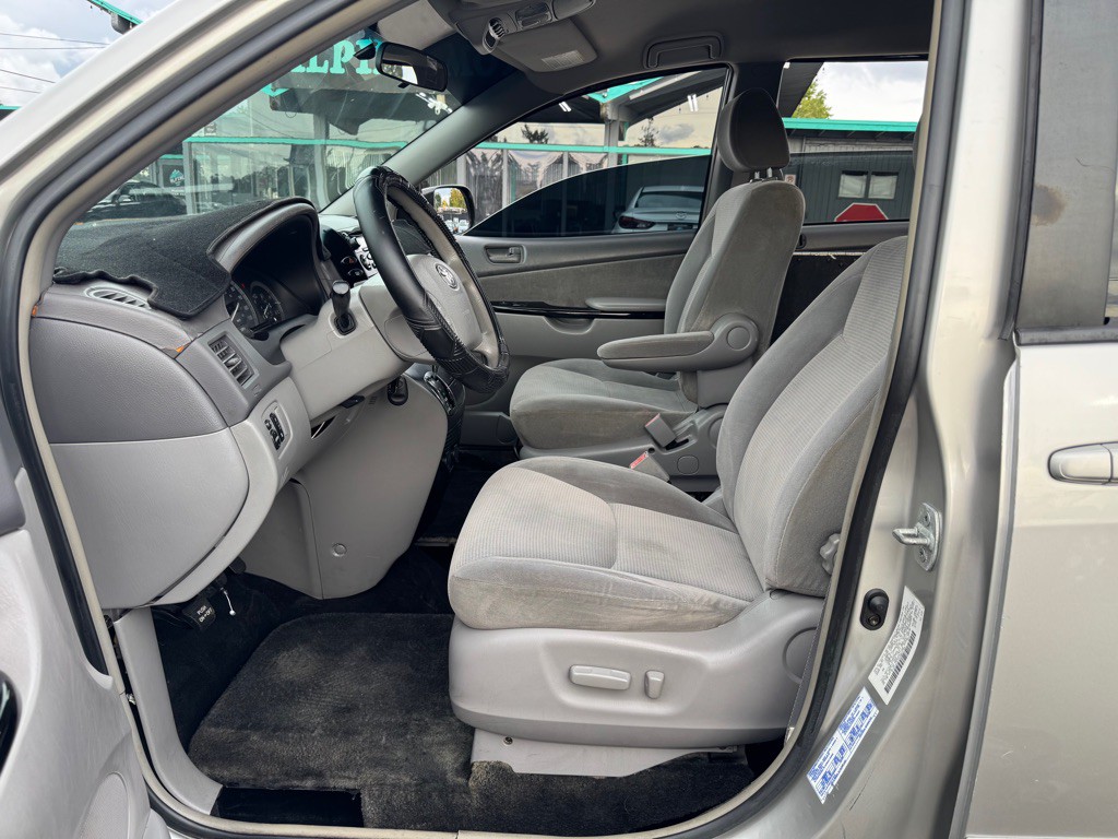 2004 Toyota Sienna Image 9