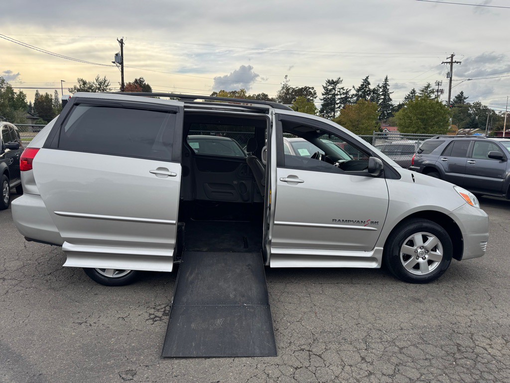 2004 Toyota Sienna Image 12