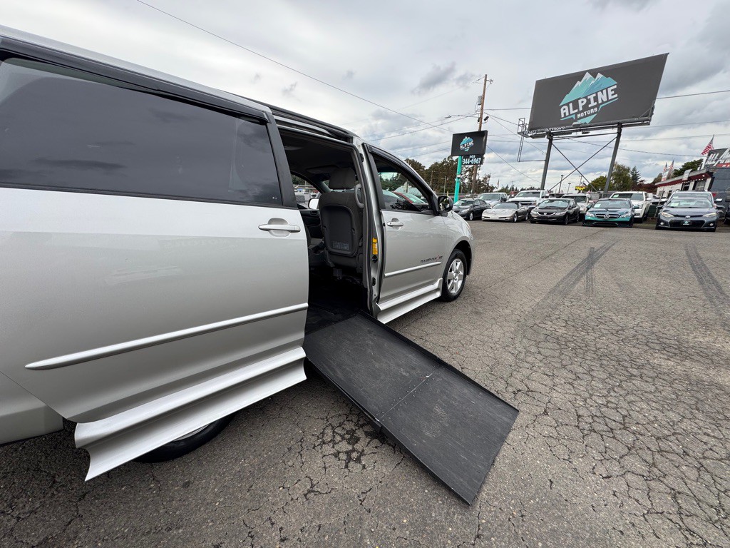 2004 Toyota Sienna Image 13