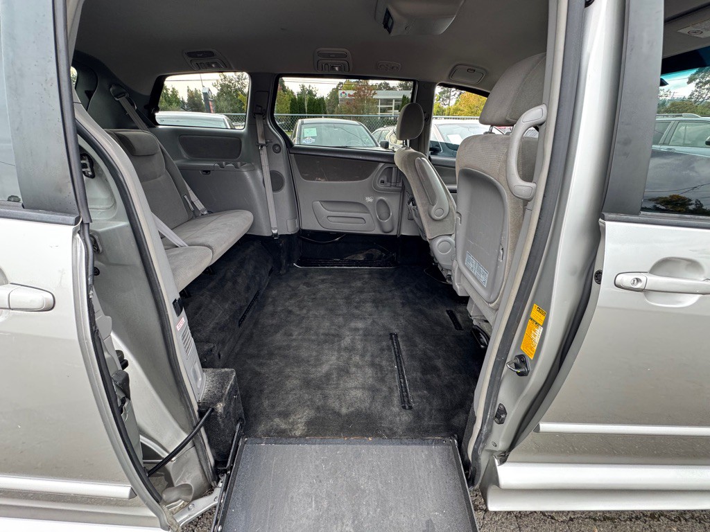 2004 Toyota Sienna Image 14