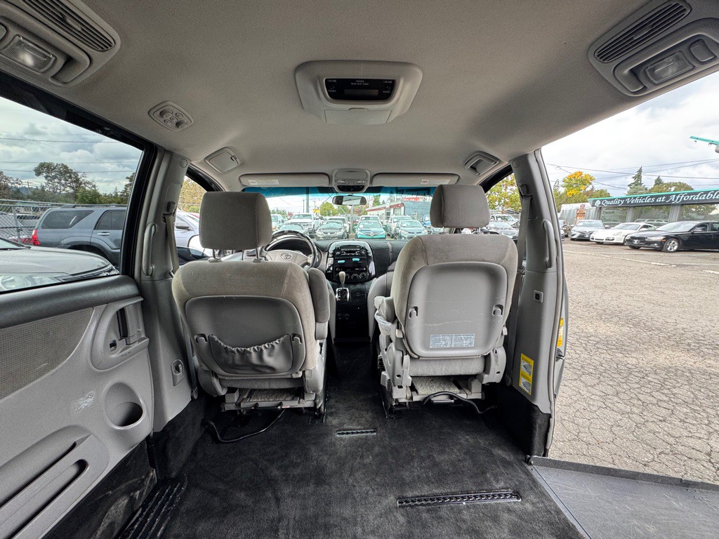 2004 Toyota Sienna Image 17