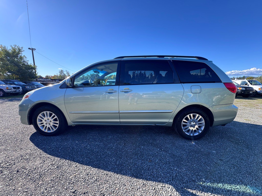 2007 Toyota Sienna Image 2