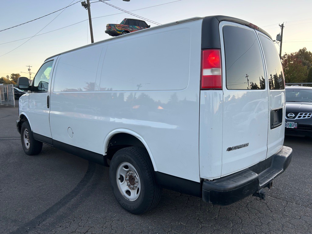 2009 Chevrolet Express Image 2