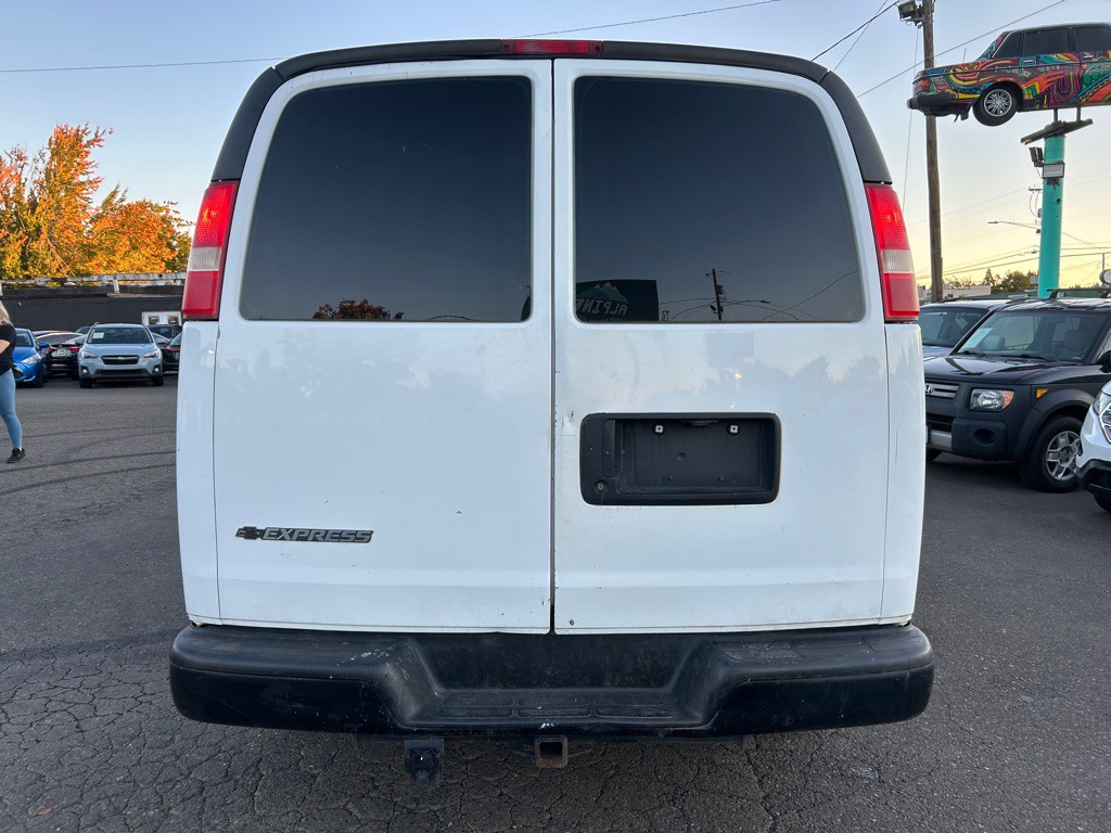 2009 Chevrolet Express Image 3