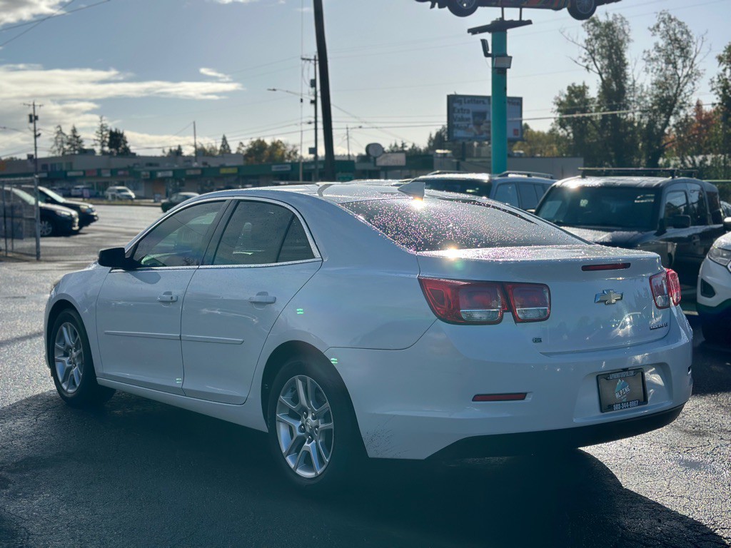 2015 Chevrolet Malibu Image 2